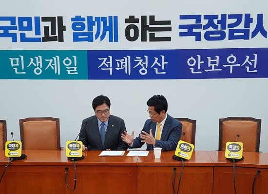 최성 고양시장이 국회 우원식 더불어민주당 원내대표를 만나 사찰과 관련해 중앙당 차원의 철저한 진상규명을 요청하고 있다(사진= 김진부 기자)