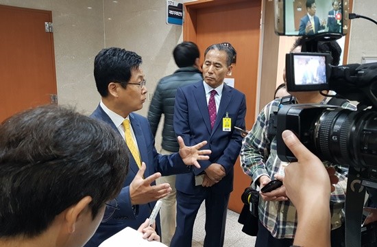 최성 고양시장이 기자회견 후 기자들의 질의에 답변하고 있다(사진= 김진부 기자)