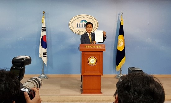 최성 고양시장이 국회에서 기자회견을 하고 있다(사진= 김진부 기자)