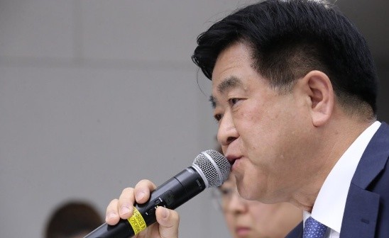 권오갑 현대중공업 부회장이 국민의당 김관영 의원의 군산조선소 재가동 관련 질의에 답변하고 있다. (사진=연합뉴스)