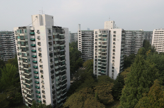부동산 시장이 서울 강남권 재건축 아파트를 중심으로 조금씩 살아나는 기미를 보이자 건설사들이 이달 대규모 분량 물량을 쏟아내기 시작했다. 서울 아파트 가격 상승을 이끈 서울 송파구 잠실주공5단지 모습. (사진=연합뉴스)