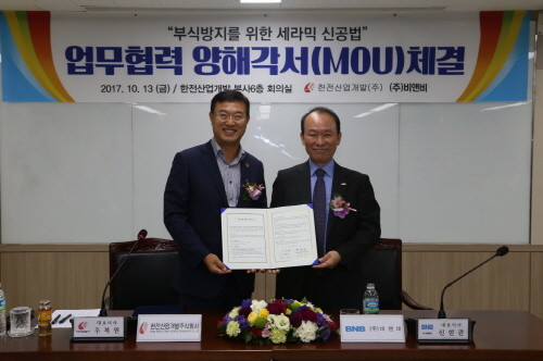 (왼쪽부터)주복원 한전산업개발 사장과 신현관 비앤비 대표. (사진=한전산업개발)