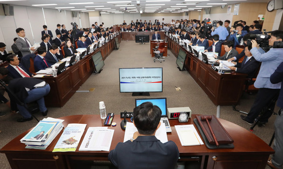 공공기관과 공무원 그리고 대부업체들이 제식구들만의 잔치를 벌인 행태가 이번 국정감사에서 드러나 눈총을 받고 있다. 사진은 지난 12일 정부세종청사에서 열린 국회 국토교통위원회 국정감사 모습. (사진=연합뉴스)