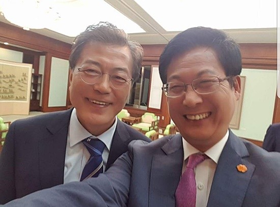 최성 고양시장이 지난 18일 청와대 만찬에서 문재인 대통령과 다정하게 셀카를 찍고 있다(사진캡쳐= 김진부 기자)