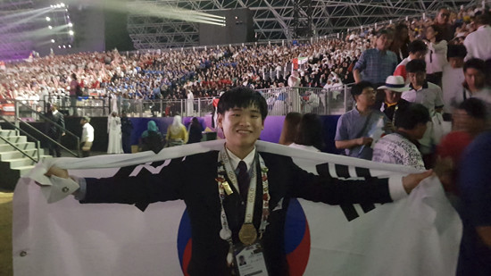 아랍에미리트(UAE) 아부다비에서 열린 제44회 국제기능올림픽에서 금메달을 딴 현대중공업 조성용 씨. (사진=현대중공업)