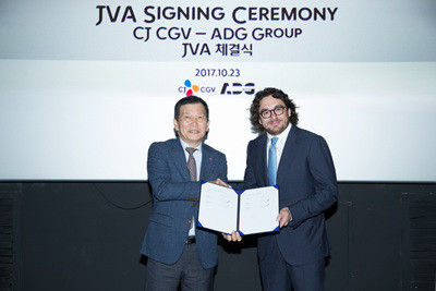 서정 CJ CGV 대표이사(사진 왼쪽)와 그리고리 페체르스키 ADG 그룹 대표가 조인트벤처(JV) 설립 계약을 체결하고 기념촬영을 하고 있다. (CJ CGV 제공)