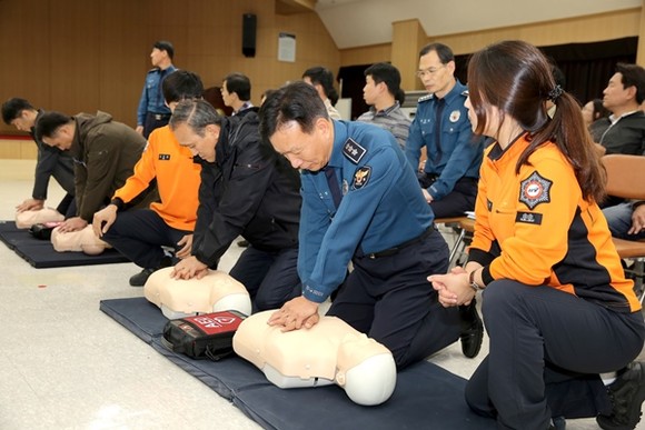 이기창 경기남부경찰청장이 심폐소생술을 실시하고 있다(사진=경기남부경찰청)