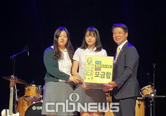 소녀상 건립을 최초 제안한 이봉수 마포구의원(오른쪽)이 소녀상 건립 기금마련 콘서트에서 학생들과 포즈를 취하고 있다. (사진=소녀상건립추진위 제공)