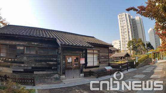 서울 상암동 월드컵파크 10단지 앞에 자리잡은 옛 일본군관사의 25일 오전 모습. 수년간 이 건물을 둘러싼 논란이 계속되자 최근 주민들은 여기에 소녀상을 세우기로 했다. (사진=도기천 기자)