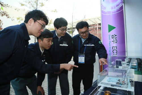 지난 24일 현대제철 당진제철소에서 열린 기술박람회를 방문한 관람객들이 부스에서 설명을 듣고 있다. (사진=현대제철)