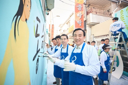 (앞쪽부터)박천동 울산 북구청장, 박창욱 현대차 울산총무사업부장, 김복광 울산시자원봉사센터 이사장, 백운호 금속노조 현대차지부 수석부지부장이 벽화 그리고 봉사활동에 참여해 기념촬영을 하고 있는 모습. (사진=현대자동차)