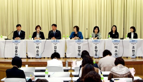 경기도국공립어린이집 주관 심포지엄에서 좌장인 김동규 도의원이 인사말을 하고 있다(사진= 김진부 기자)