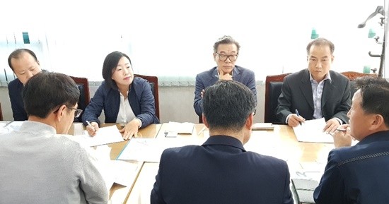 곽미숙 경기도의원(고양4)이 경기도, 고양시, 코레일, 버스업체 관계자들과 KTX행신역 활성화 토론을 진행하고 있다(사진= 김진부 기자)