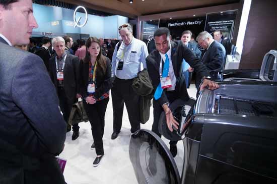 CES2017에서 관람객들이 플렉스워시 등 소비자 배려 중심 혁신 세탁기에 대한 설명을 듣고 있는 모습. (사진=삼성전자)