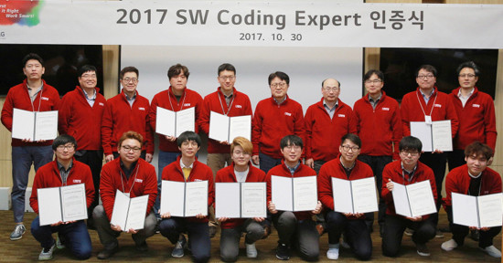 30일 서울 양재동 서초R&D캠퍼스에서 LG전자 CTO 안승권 사장(뒷줄 왼쪽에서 여섯번째)과 코딩전문가들이 기념촬영을 하고 있다.(사진=LG전자 제공)