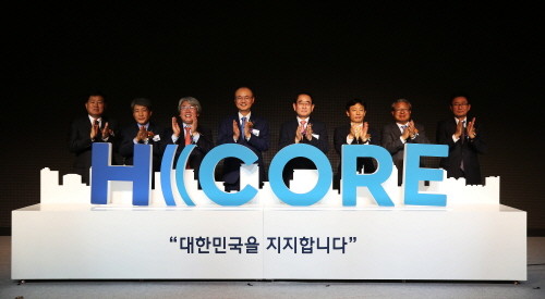 (좌로부터)현대제철 강학서 사장, 타워스틸 신동호 대표, 대한건축학회 하기주 회장, 현대제철 우유철 부회장, 자유한국당 박명재 의원, 산업통상자원부 박기영 국장, 한국철강협회 송재빈 부회장, 현대제철 김영환 부사장. (사진=현대제철)
