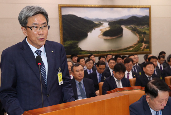 지난달 26일 국회에서 열린 농림축산식품해양수산위원회 국정감사에서 이동빈 수협은행장이 답변하고 있다. (사진=연합뉴스)