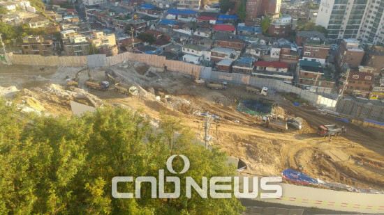 정부가 재건축·개발에 대한 규제 방안을 내놓으면서 그동안 사업성이 보장된 도시정비사업을 적극적으로 진행해온 건설사들의 타격이 예상된다. 서울의 한 재건축 아파트 공사현장. (사진=손강훈 기자)