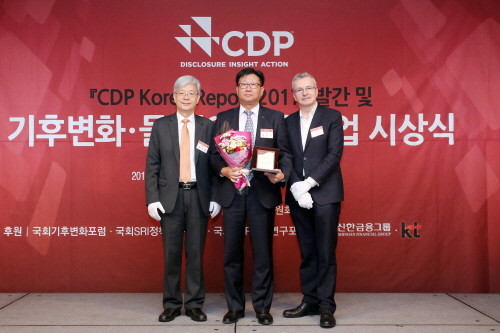 2017 CDP KOREA 시상식에서 장지인 CDP 한국위원장(왼쪽), 현대건설 민준기 상무(가운데), 폴 딕킨슨 CDP 영국본부 회장(오른쪽)이 기념촬영을 하고 있다. (사진=현대건설)