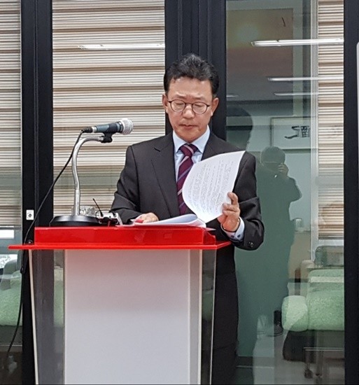 홍철호 국회의원이 김포시 지역사무실에서 바른정당 탈당 관련 입장 기자회견을 하고 있다(사진= 김진부 기자)