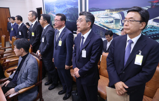 건설업계의 사회공헌기금 조성 약속이 제대로 지켜지지 않고 있어 비판의 목소리가 크다. 건설사 CEO들이 기부이행의 뜻을 밝혔음에도 흐지부지 넘어갈 것이란 의심은 사라지지 않고 있다. 지난달 31일 국회에서 열린 국토교통위원회 종합감사에 참석한 (오른쪽부터)정수현 현대건설 대표이사, 강영국 대림산업 대표이사, 조기행 SK건설 대표이사, 임병용 GS건설 대표이사, 최치훈 삼성물산 대표이사. (사진=연합뉴스)