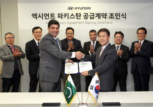 (왼쪽부터)엑시언트 파키스탄 공급 계약 조인식에 참석한 파키스탄 현대차 상용 대리점 '알하즈 현대(Al-Haj Hyundai)'의 빌랄 사장과 상용수출사업부 이인철 전무의 모습. (사진=현대자동차)