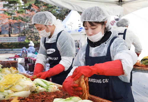 삼성물산은 지난 9일 성남시자원봉사센터와 함께 '사랑愛 김장 나눔' 봉사활동을 진행했다. (사진=삼성물산)