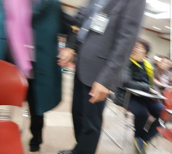 김포시 북변5구역 도시환경정비사업(뉴타운) 해제여부 주민투표 전 주민설명회에서 찬성과 반대 주민들이 서로 말다툼을 하고 있다(사진= 김진부 기자)