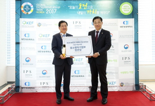 '대한민국 사랑받는기업 정부포상' 시상식에서 (왼쪽부터)KCC 관리본부 유종균 상무가 최수규 중소벤처기업부 차관에게 중소벤처기업부 장관상을 받은 후 기념촬영 하고 있다. (사진=KCC)