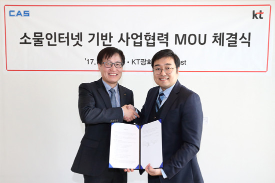 김준근 KT GiGA IoT 사업단장(사진 왼쪽)과 김태인 카스 대표이사가 업무협약을 체결하고 악수를 하는 모습 (KT 제공)