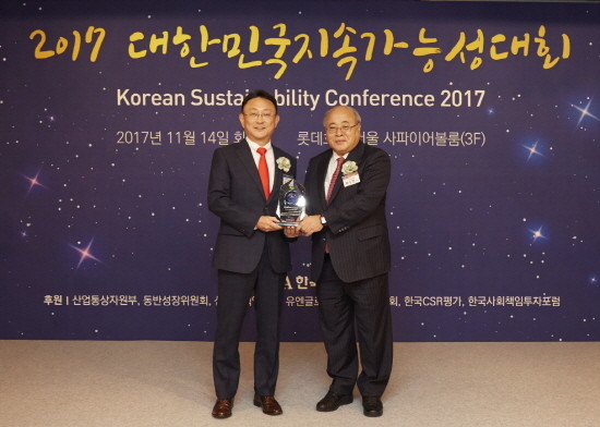 14일 서울 소공동 롯데호텔에서 열린 ‘2017 대한민국 지속가능성대회’에서 김우석 삼성화재 기획1팀장(좌)이 백수현 한국표준협회 회장(우)에게 대한민국 지속가능성지수 손해보험부문 1위 트로피를 받고 있다. (사진=삼성화재)