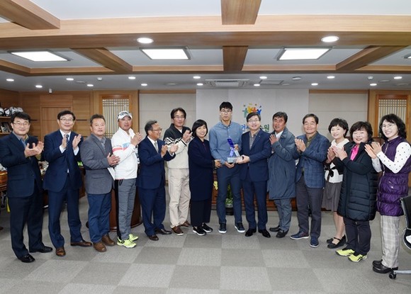 염태영 수원시장(오른쪽 여섯 번째)과 정현 선수, 관계자들이 기념촬영을 하고 있다.(사진=수원시)