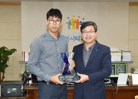 염태영 수원시장(오른쪽)과 정현 선수가 ‘2017 ATP 넥스트 제너레이션 파이널스’ 대회 우승컵을 들고 기념촬영을 하고 있다.(사진=수원시)