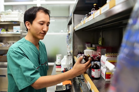 말 줄기세포치료제 자문역할을 수행하고 있는 한국마사회 진료담당 손용우 과장(사진=한국마사회)