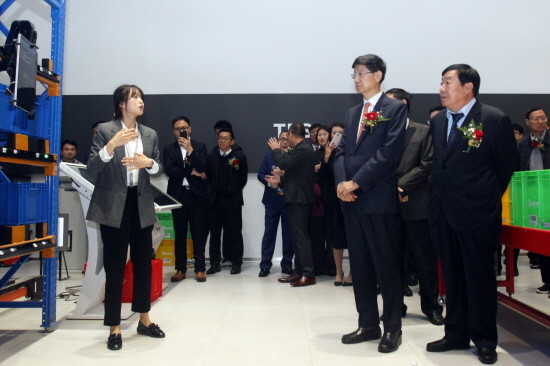 CJ대한통운은 16일 중국 상하이 CJ로킨 본사에서 해외 첫 R&D 센터인 ‘TES Innovation Center China’의 개관식을 가졌다. 박근태 CJ대한통운 사장, 장옥영 CJ로킨홀딩스 동사장 등 행사 참석자들이 센터 내에서 첨단 물류기술과 장비에 대한 시연을 참관하며 설명을 듣고 있다. (사진=CJ대한통운)