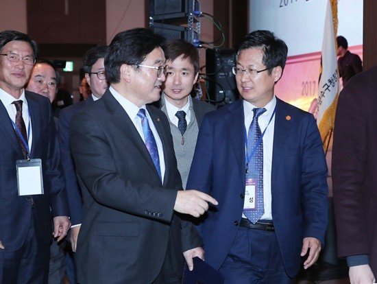 우원식 더불어민주당 원내대표와 최성 고양시장(대도시시장협의회장)이 환담하고 있다(사진= 김진부 기자)