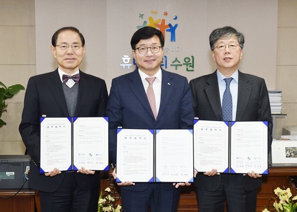 염태영 수원시장(가운데)이 유희석 아주대의료원장(염 시장 왼쪽), 안유배 가톨릭대성빈센트병원의무원장과 협약식 후 기념촬영을 하고 있다.(사진=수원시)