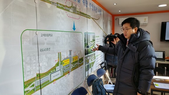 염태영 수원시장이 소통박스에서 사업 현황을 확인하고 있다.