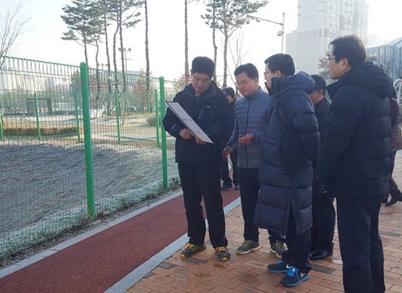 염태영 수원시장(오른쪽 두 번째)이 물새공원 철재 울타리 앞에서 시민 민원사항에 대해 설명을 듣고 있다.