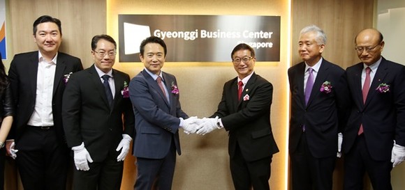 경제협력 확대를 위해 21일부터 22일까지 1박 2일 간 싱가포르를 방문중인 남경필 경기도지사가 싱가포르 현지시각 21일 오전 GBC 싱가포르 사무소에서 열린 개소식에서 롤랜드 응 SCCCI 회장을 비롯한 관계자들과 현판 제막식을 하고 있다.(사진=경기도)