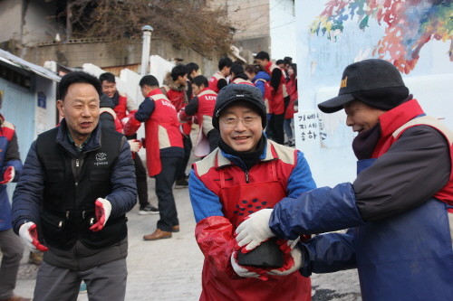 하석주 대표이사가 롯데건설 샤롯데 봉사단과 함께 연탄을 나르고 있다. (사진=롯데건설)