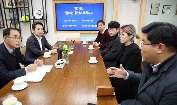 23일 오전 남경필 경기도지사가 집무실에서 전안법 개정안 발의와 관련해 전폐모(전안법 폐지를 위한 모임), 온라인쇼핑협회, 청년창업자 등 관련 소상공인들과 간담회를 가졌다.(사진=경기도)