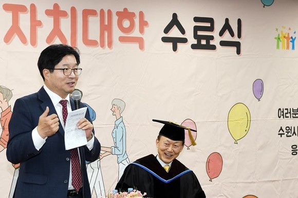 염태영 수원시장이 ‘2017년도 3학기 시민자치대학 수료식’에서 축사를 하고 있다.
