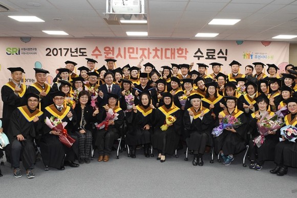 염태영 수원시장과 ‘2017년도 3학기 시민자치대학’ 졸업생들이 기념 촬영을 하고 있다.(사진=수원시)