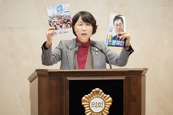 지난 24일 용인시의회 제220회 제2차 정례회 시정질문에서 유진선 의원은“지난 9월 추석 즈음 불특정 다수를 대상으로 배포한 것으로 보여진 용인소식이 선거공보물로 착각하기 쉬워 사전선거운동으로 보일 수 있는데 선관위에 유권해석은 받았는지, 용인시 예산을 얼마나 투입됐는지, 발행부수 등에 대해 질문했다.