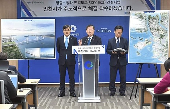 유정복 인천시장이 지난 24일 제3연륙교 건설사업 착수 관련 기자회견을 하고 있다(사진캡쳐= 유정복 페이스북)