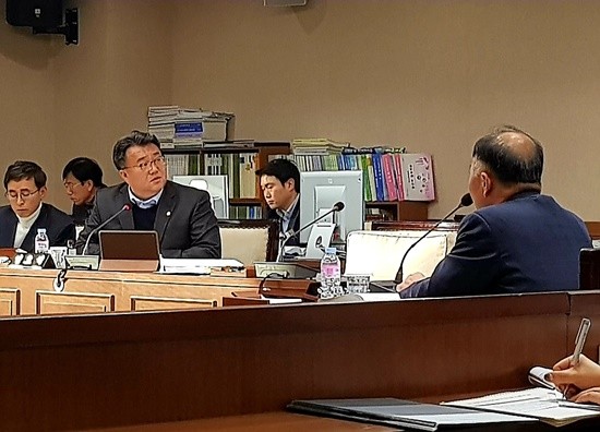 의정부시의회 이호석 시의원(다 선거구)이 이경재 안전교통건설국장 등 경전철 관계자들에게 질의하고 있다(사진= 김진부 기자)