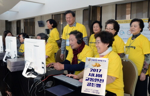 행사 참가자들이 인지기능 검사를 받고 있는 모습. (사진=현대자동차그룹)