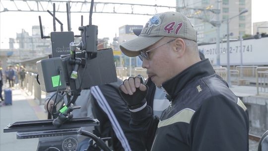 단편영화 '그대 없인 못살아' 촬영 현장에서의 이명세 감독. (사진 = jtbc)