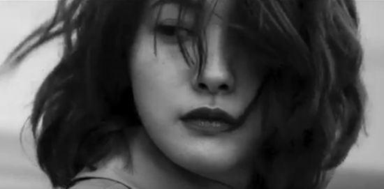 이명세 감독의 단편영화 '그대 없인 못살아'의 주인공 유인영. (사진 = 영화 화면 캡처)